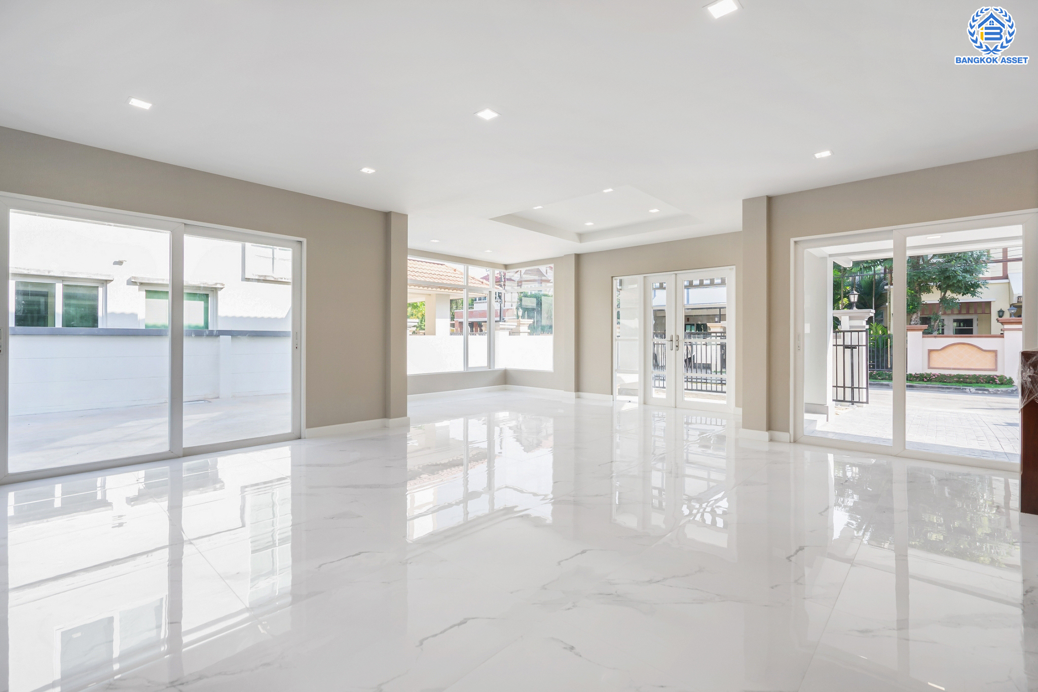 บ้านมือสองตกแต่งใหม่ ม.ลัดดารมย์ วัชรพล แบรนด์ Q.House เนื้อที่ 85.9 ตร.ว. ฟังก์ชัน 4 ห้องนอน 4 ห้องน้ำ จอดรถได้ 2 คัน Facilities ครบครัน บนทำเลเชื่อมต่อหลายเส้นทาง ถ.รามอินทรา ถ.สายไหม และถ.พหลโยธิน ใกล้สนามบินดอนเมือง ทางด่วน "ศรีรัช" และ "เซ็นทรัลรามอินทรา"